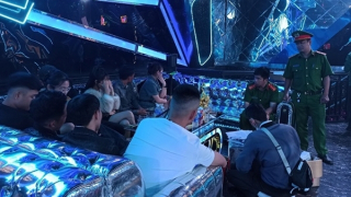 Sau chầu nhậu, nhóm thanh niên góp tiền mua ma túy tới New Dahlia Club "phê"