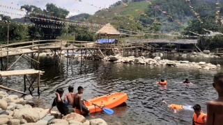 Bị "tuýt còi" vẫn ngang nhiên chặn suối A Lin kinh doanh du lịch trái phép