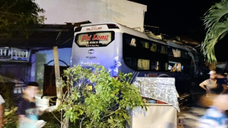 Xe khách tông sập nhà dân, tài xế tử vong sau nhiều giờ cấp cứu