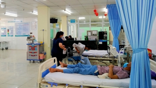 7 du khách nhập viện cấp cứu nghi ngộ độc thực phẩm