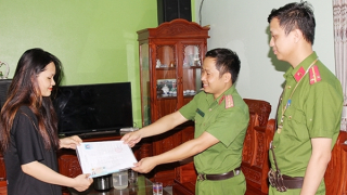 Công an giúp thí sinh tìm lại giấy tờ bị đánh rơi