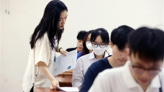 Sĩ tử Hà thành háo hức làm thủ tục dự thi tốt nghiệp THPT Quốc gia