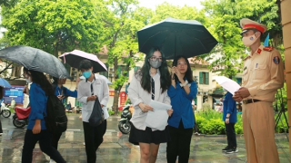 Sĩ tử đội mưa đi thi tốt nghiệp THPT Quốc gia 2023