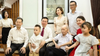 Chủ tịch nước Võ Văn Thưởng thăm gia đình văn hóa tiêu biểu tại Đà Nẵng