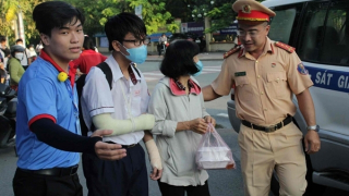 CSGT hỗ trợ đưa đón thí sinh gãy tay đến điểm thi