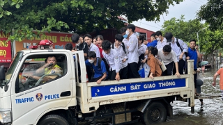 CSGT dùng xe chuyên dụng đưa thí sinh qua điểm ngập để kịp giờ thi