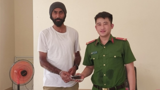 Du khách nước ngoài bị rơi tài sản nhận lại được ngay trong ngày