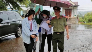 Kết hợp bảo vệ thi để hướng dẫn cài đặt định danh điện tử cho người nhà thí sinh