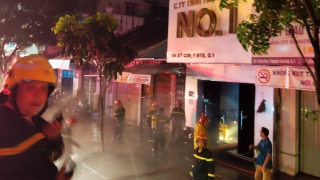 Cháy nhà hàng cao 7 tầng ở trung tâm thành phố