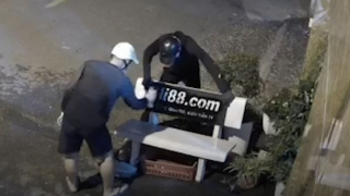 Bắt 3 đối tượng xịt sơn quảng cáo web cờ bạc trực tuyến trên ghế đá