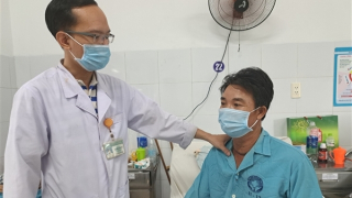 Nam công nhân bị mảnh sắt xuyên thấu cổ