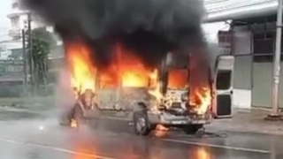 Ô tô 16 chỗ đang chạy bốc cháy, tài xế cùng khách tông cửa thoát thân