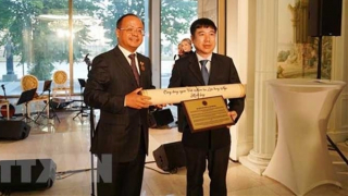 Tiếp nhận tờ báo có bài của Nguyễn Ái Quốc viết về Lenin 99 năm trước