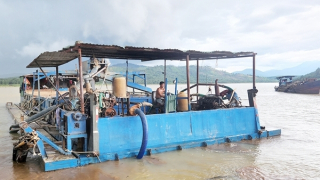 Dùng tàu công suất lớn hút trộm cát tại vùng giáp ranh