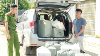 Tài xế chở thuốc lá lậu nhấn ga bỏ chạy khi gặp Công an