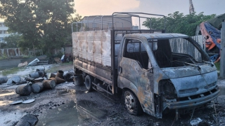 Cảnh sát giải cứu một nạn nhân bị bỏng nặng khi xe ô tô cháy