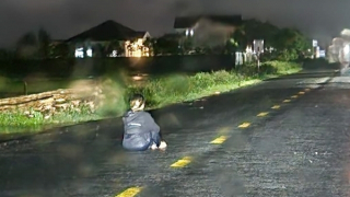 Người phụ nữ ngồi giữa đường trong đêm tối, suýt gây tai nạn hàng loạt