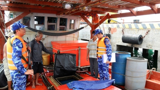 Bắt giữ tàu vận chuyển trái phép 25.000 lít dầu DO trên biển