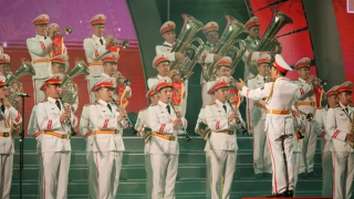 Đoàn Nghi lễ CAND biểu diễn nhạc kèn diễu hành trên đường phố Hưng Yên