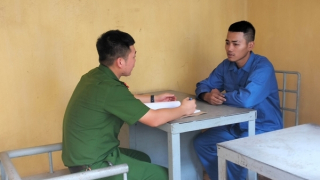 Khởi tố 2 đối tượng đánh, khống chế cướp xe mô tô