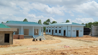 Dân “khát” bên những dự án nước sạch ì ạch thi công