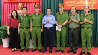 Khen thưởng đột xuất cho các thành viên phá nhanh vụ cướp tài sản