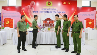 Trưng bày, xếp sách nghệ thuật với chủ đề “Bác Hồ - Niềm tin yêu qua từng trang sách”