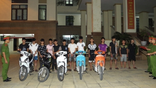 13 thanh thiếu niên đua xe mang dao phóng lợn nghênh ngang diễu phố