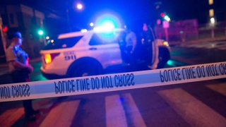 Người đàn ông mặc áo chống đạn, xả súng giết chết nhiều người tại Mỹ