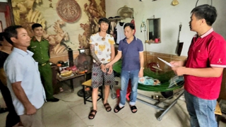 Hàn chặt cửa, lắp camera quanh nhà để bán ma túy