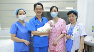 Nuôi sống thành công bé gái sinh non nặng 400g