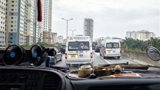 Coi thường luật, vẫn cảnh ô tô lấn chiếm làn khẩn cấp