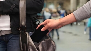 Một nhân viên vệ sinh sân bay bị xử lý vì... tham của rơi