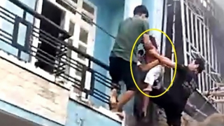 Cắt phá "chuồng cọp" giải cứu 2 vợ chồng và bé gái mắc kẹt trong đám cháy