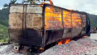 Xe tải chở than củi bốc cháy ngùn ngụt trên đường Hồ Chí Minh