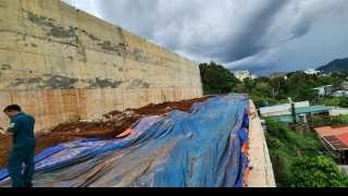 Bờ taluy cao 18m không phép đe dọa an toàn ở TP Bảo Lộc