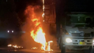 Người dân hỗ trợ di dời hàng hóa sau khi xe tải bốc cháy trên quốc lộ