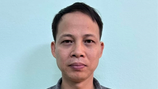 Cần tiền trả nợ, một chuyên viên cao cấp của ngân hàng lừa đảo