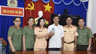 Nữ CSGT tìm trả lại điện thoại Iphone cho người đánh rơi