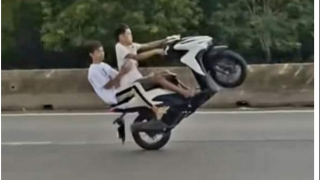 Triệu tập nhóm thanh niên bốc đầu xe máy trên Quốc lộ