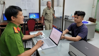 Nhậu say, bị kiểm tra nồng độ cồn, thanh niên tấn công CSGT