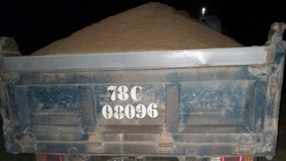 Tạm giữ 1 xe múc và 4 xe trung tải khai thác cát lậu trong đêm