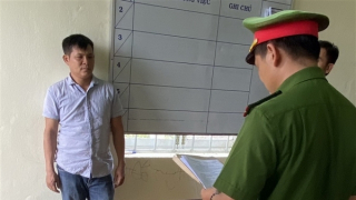 Hai lâm tặc “đua" tốc độ, đẩy gỗ lậu xuống đường khiến cán bộ Công an bị thương nặng