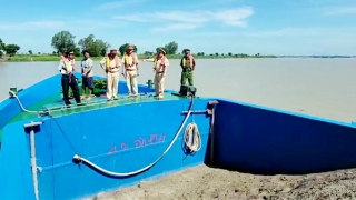 Bắt quả tang 3 sà lan chở cát sử dụng hóa đơn không hợp pháp