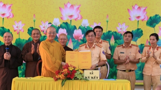 Tăng ni phật tử đồng hành cùng CSGT đảm bảo trật tự an toàn giao thông