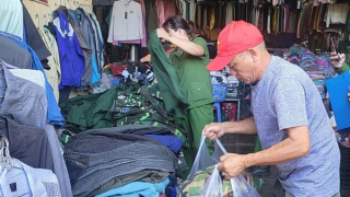 Phát hiện hàng trăm bộ quần áo rằn ri không rõ nguồn gốc