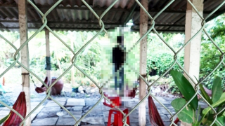 Người đàn ông tử vong trong tư thế treo cổ trước cửa quán cà phê