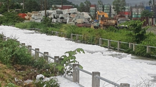 Kiểm soát nguồn nước thải sau vụ nước nổi bọt bất thường tràn vào khu dân cư