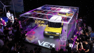 Triển lãm VinFast thu hút sự quan tâm của nhiều người dân