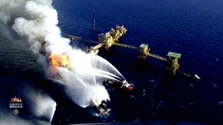 Lửa nhấn chìm giàn khoan dầu Mexico, đường ống dẫn dầu ngùn ngụt cháy